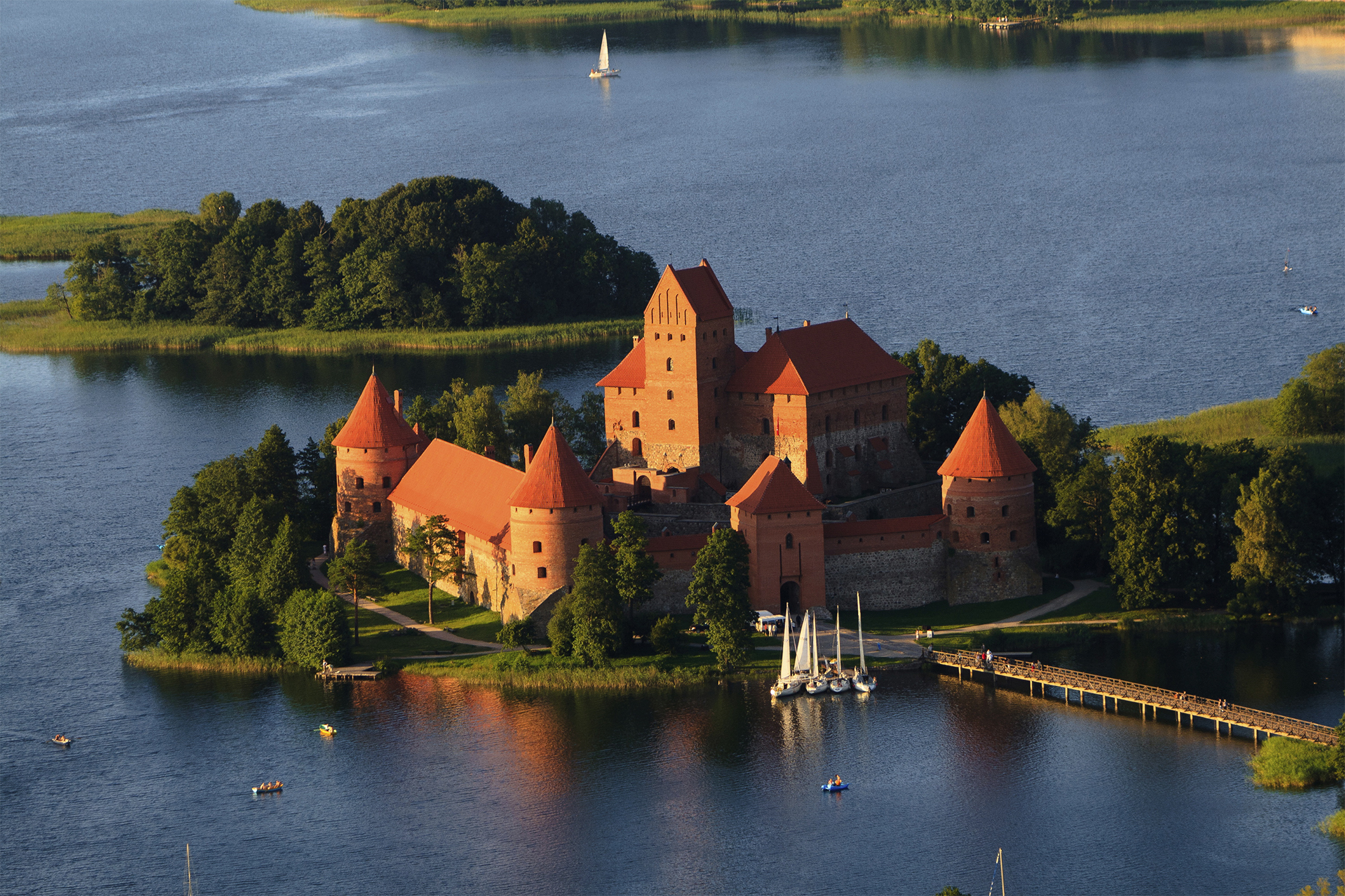 Lithuania. Литва Вильнюс Тракайский замок. Тракайский островной замок Литва. Тракайский замок (Тракай, Литва). Остров на озере Гальве, Литва.