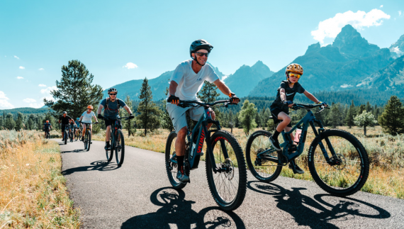 Two mountain bikers on the Yellowstone cycling tour from Escape Adventures