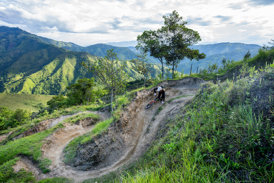 
Scotty Laughland and the SHIMANO crew ride mountain bikes in Colombia while learning about local coffee culture.